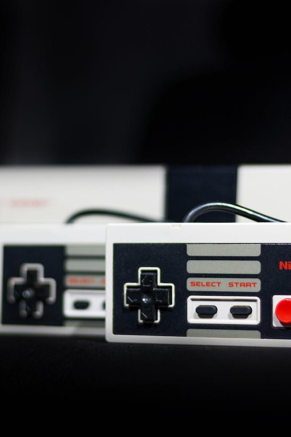 gray_nintendo_nes_console_and_controllers