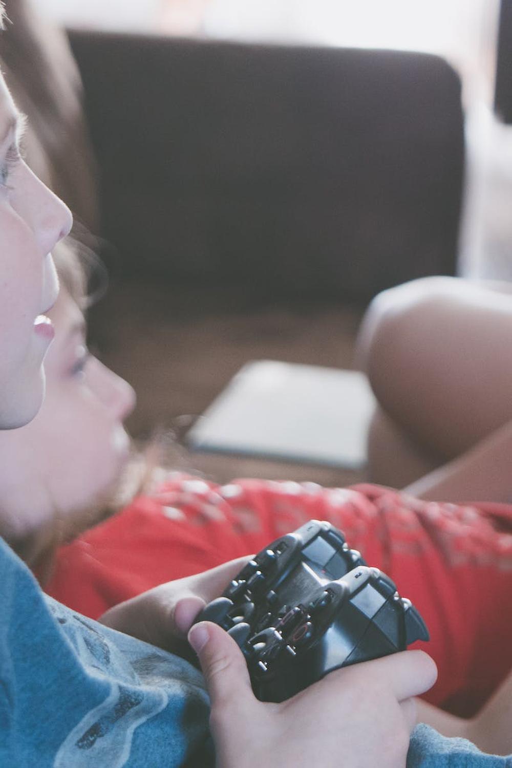 kids_playing_video_games