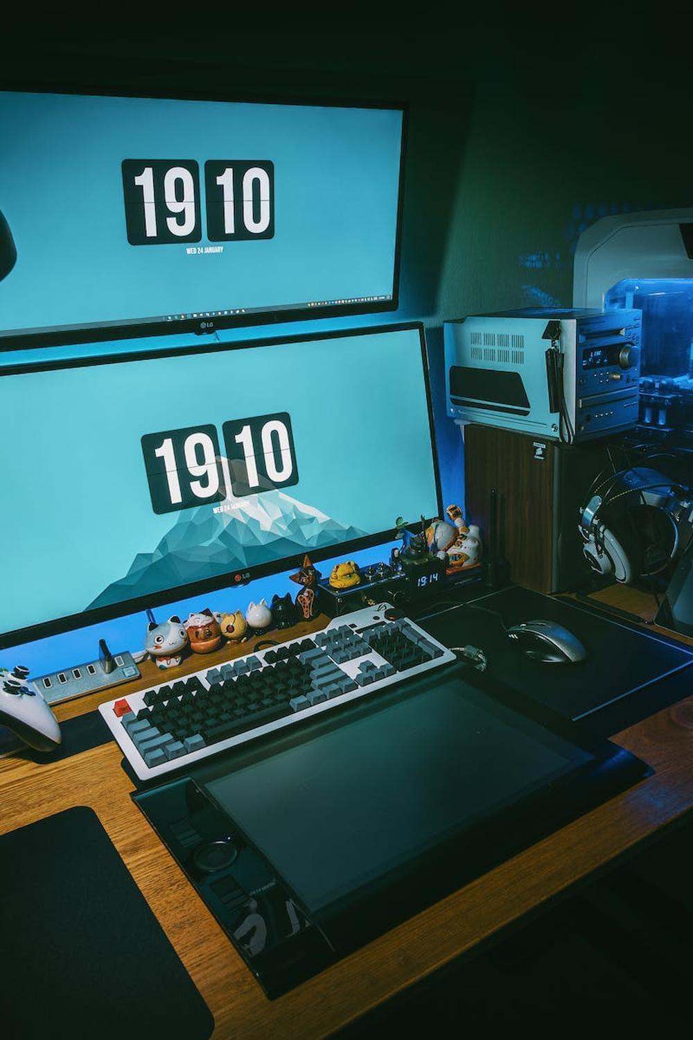 low_light_photography_of_computer_gaming_rig_set