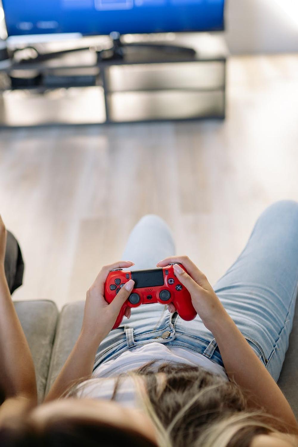 people_playing_playstation_together
