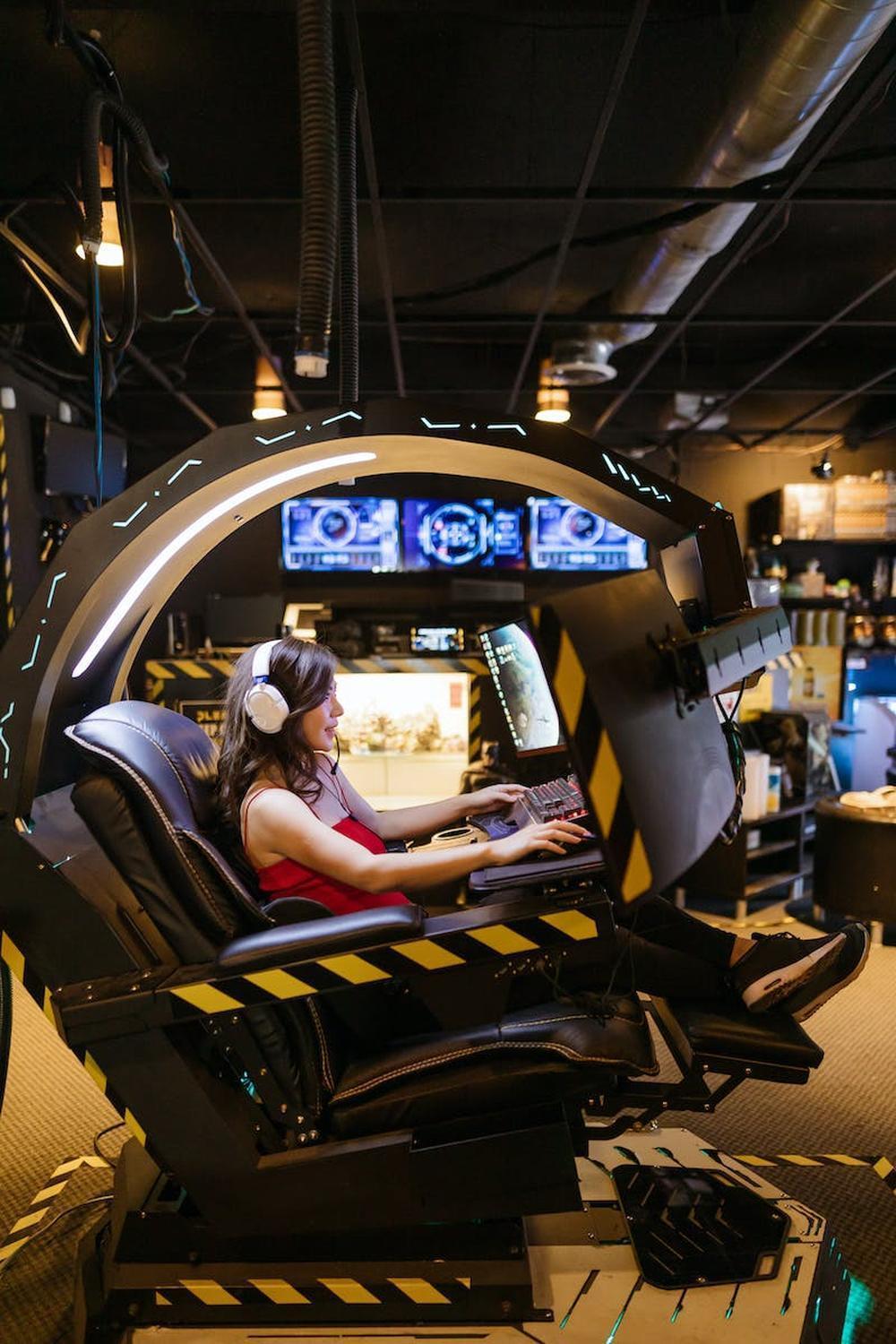 woman_playing_computer_game