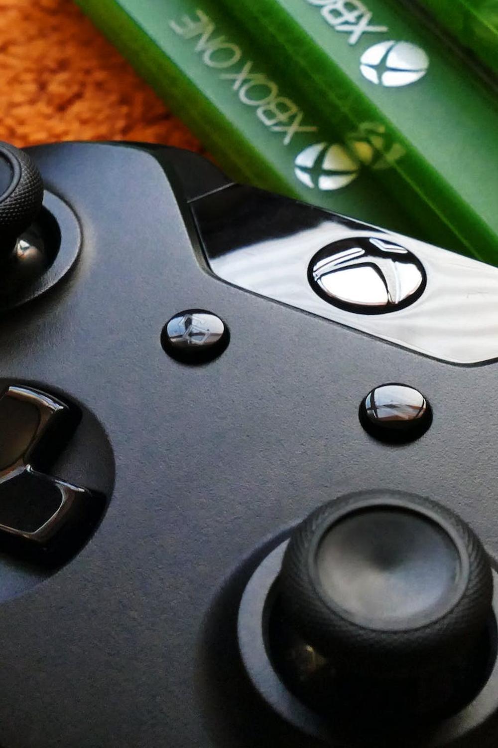 xbox_one_controller_beside_three_xbox_one_cases